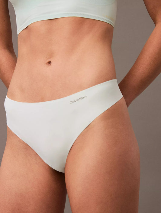 Panty estilo invisible tipo hilo con logo