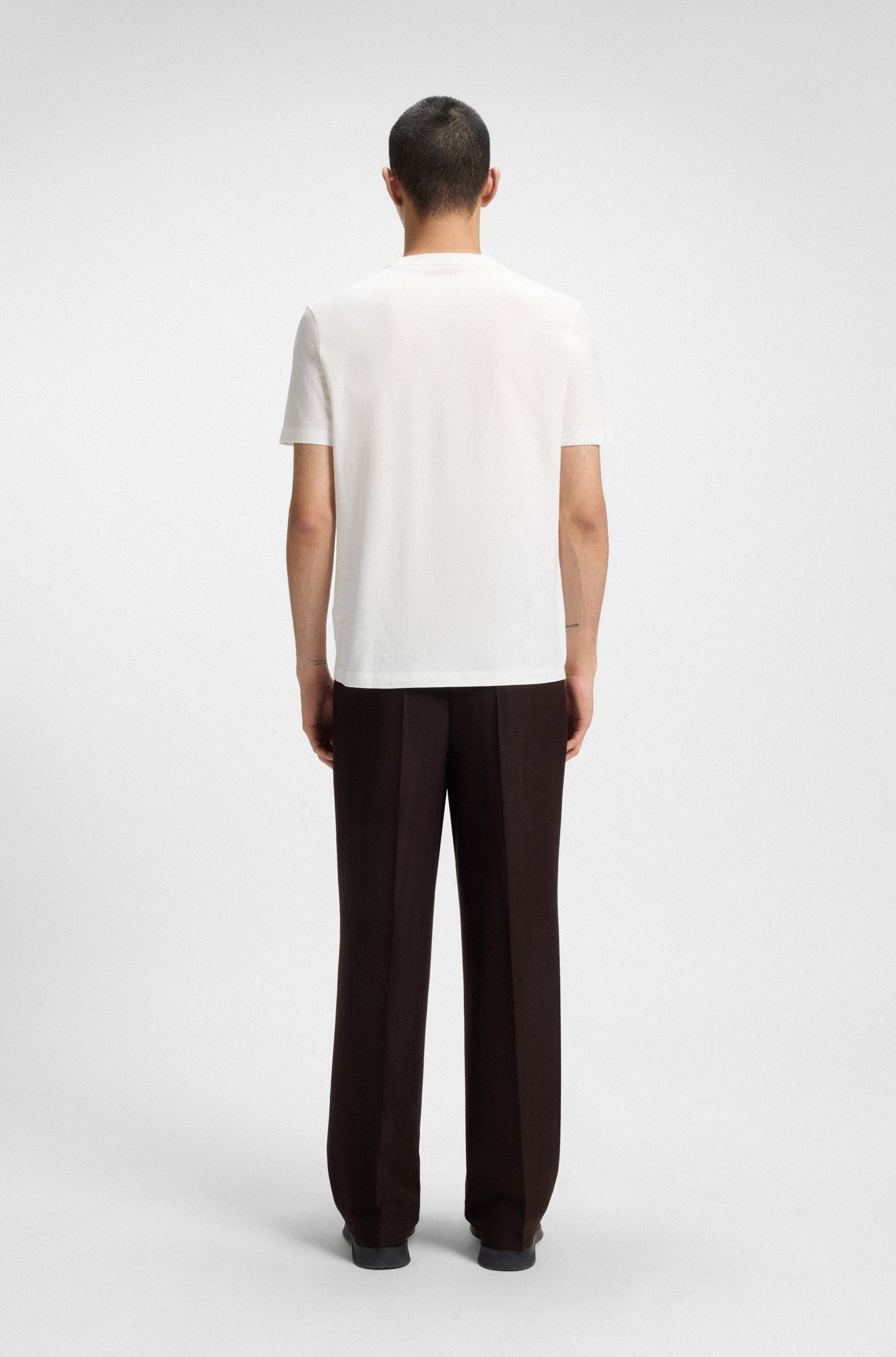 Franela cuello redondo con logo bordado central