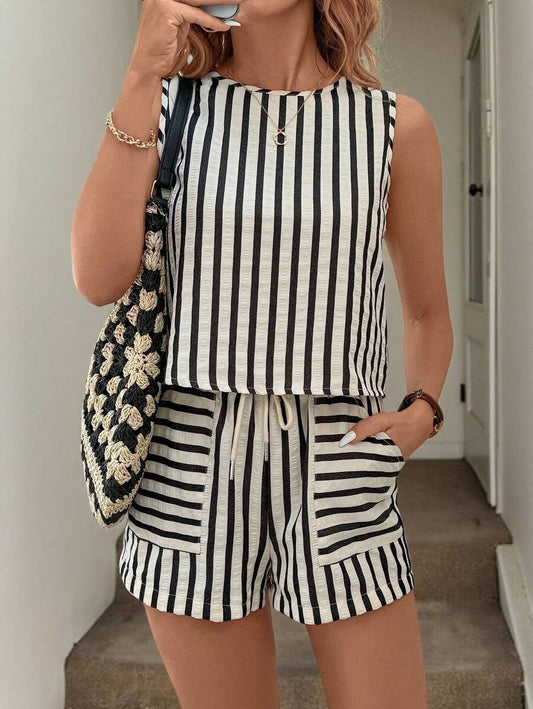 Conjunto de top corto sin mangas a rayas y pantalones cortos