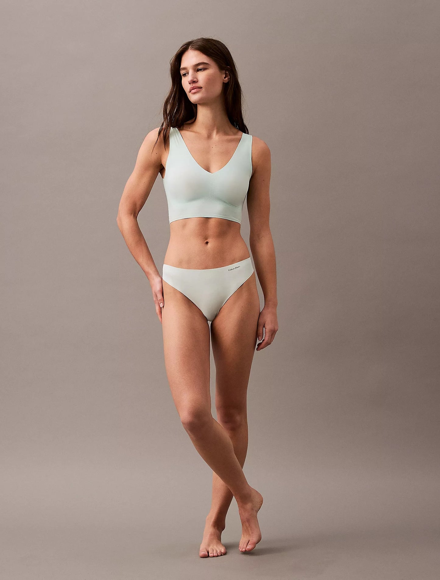 Panty estilo invisible tipo hilo con logo