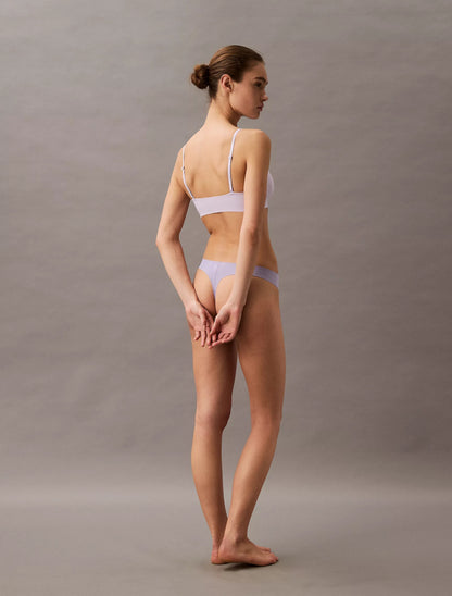 Panty estilo invisible tipo hilo con logo