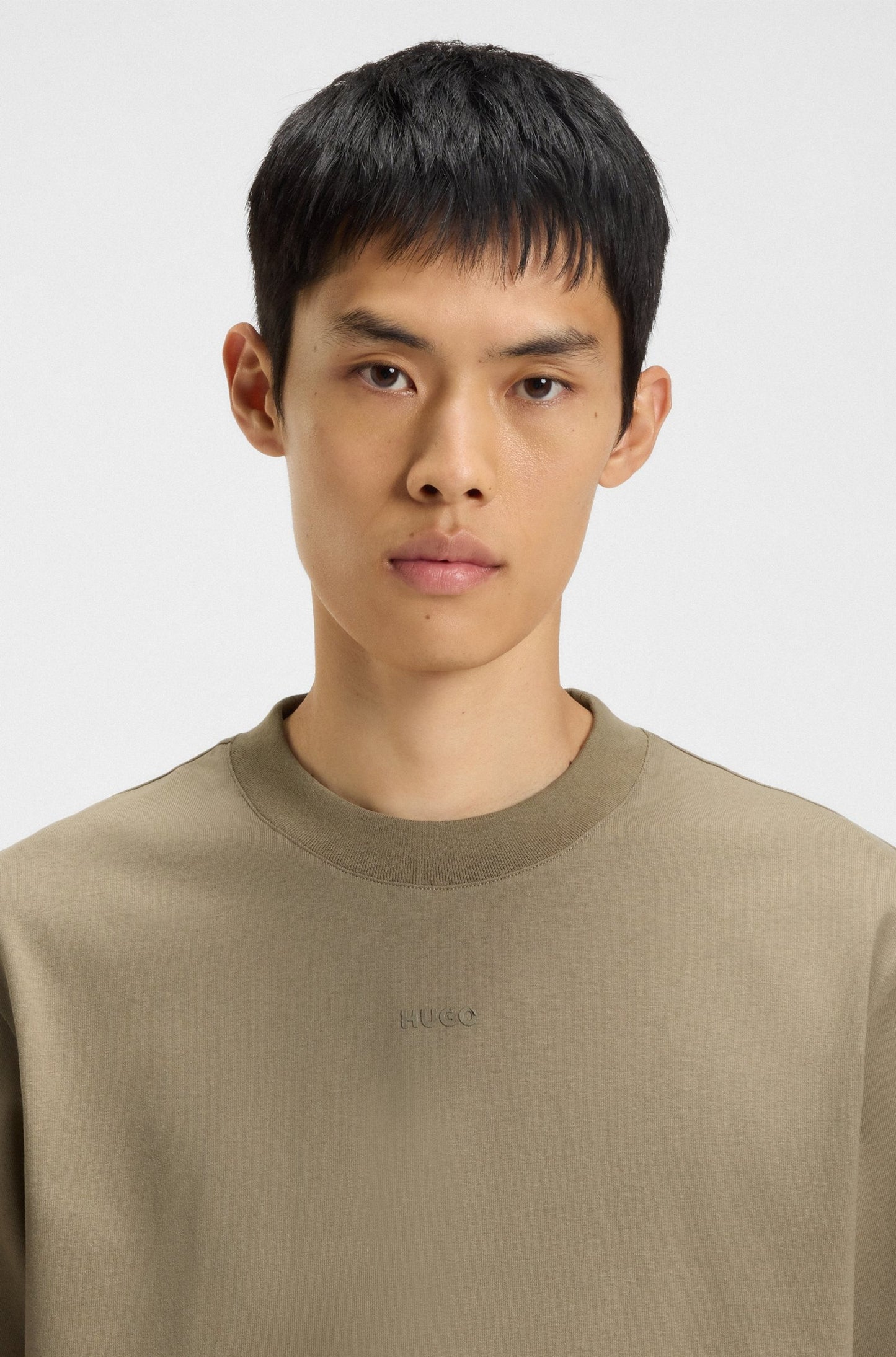 Franela holgada con logo estampado central