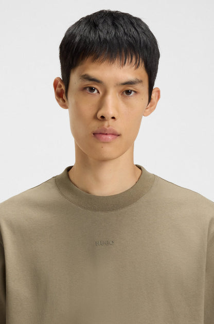 Franela holgada con logo estampado central