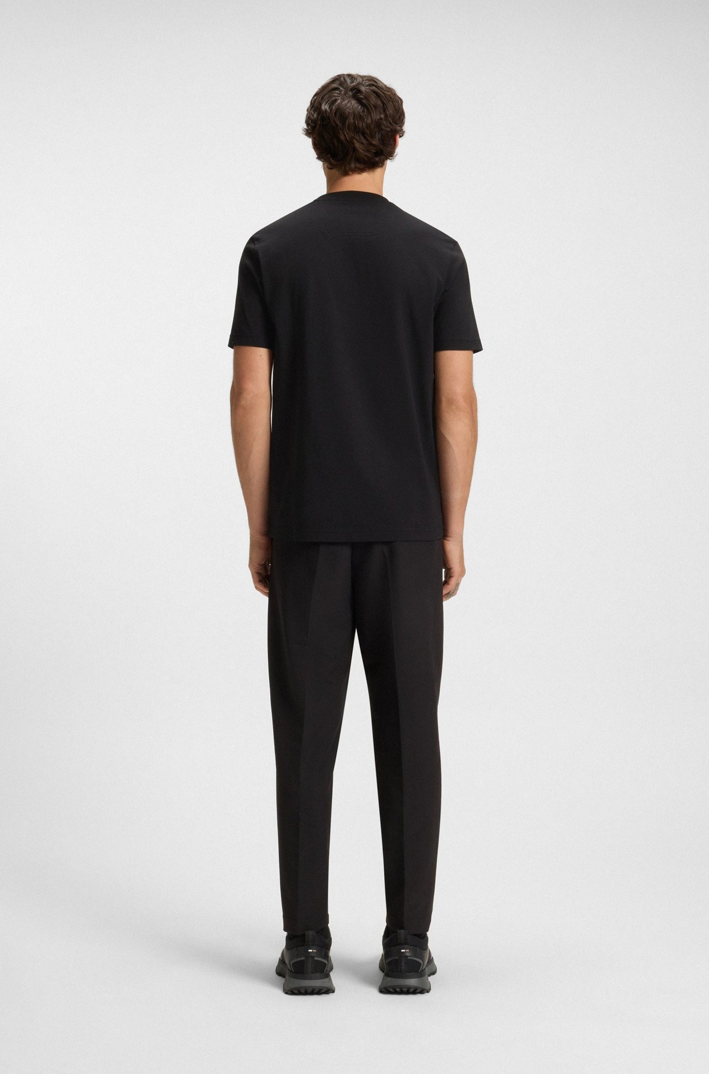 Franela cuello redondo unicolor con logo en 3D