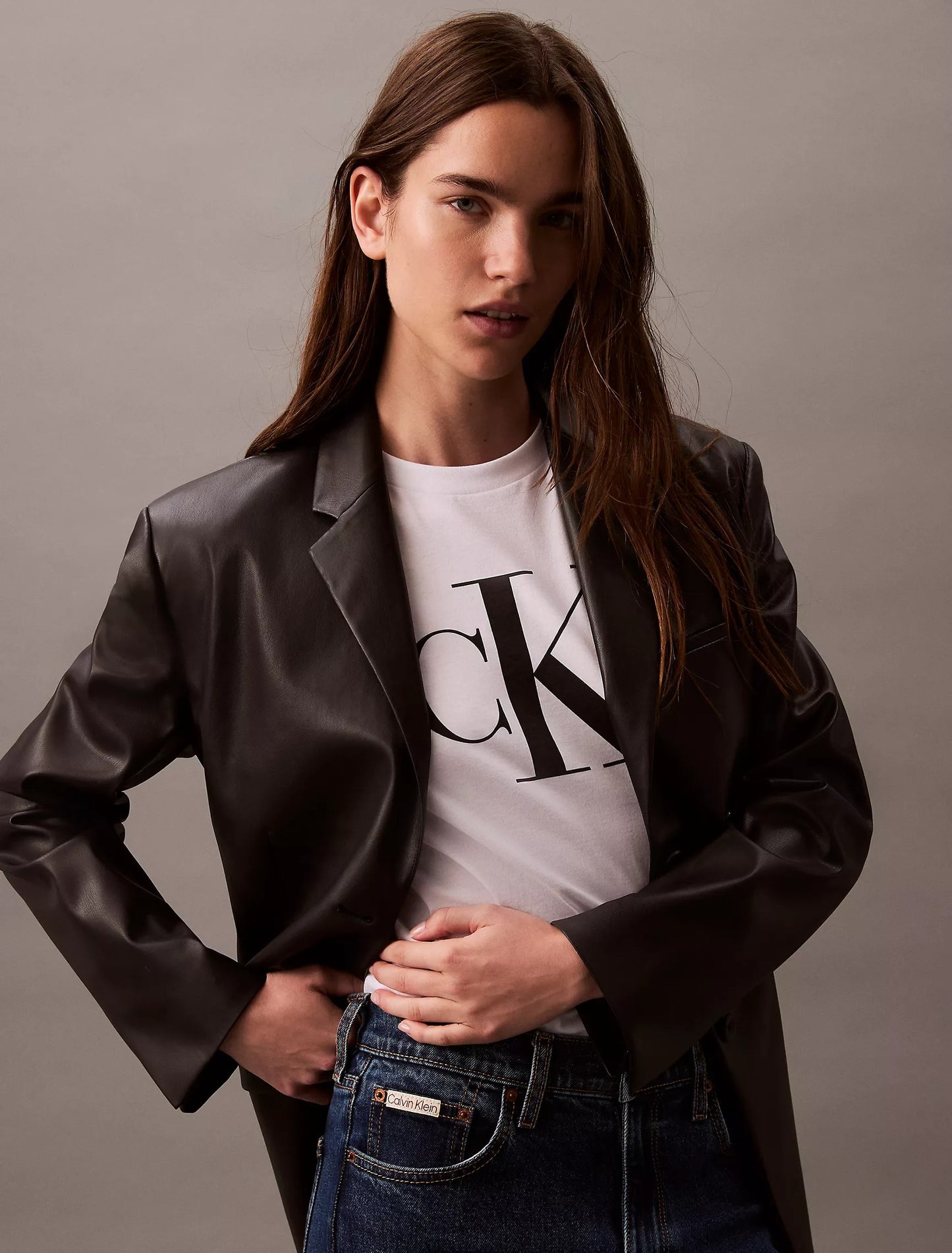 Franela boxy con logo estampado central