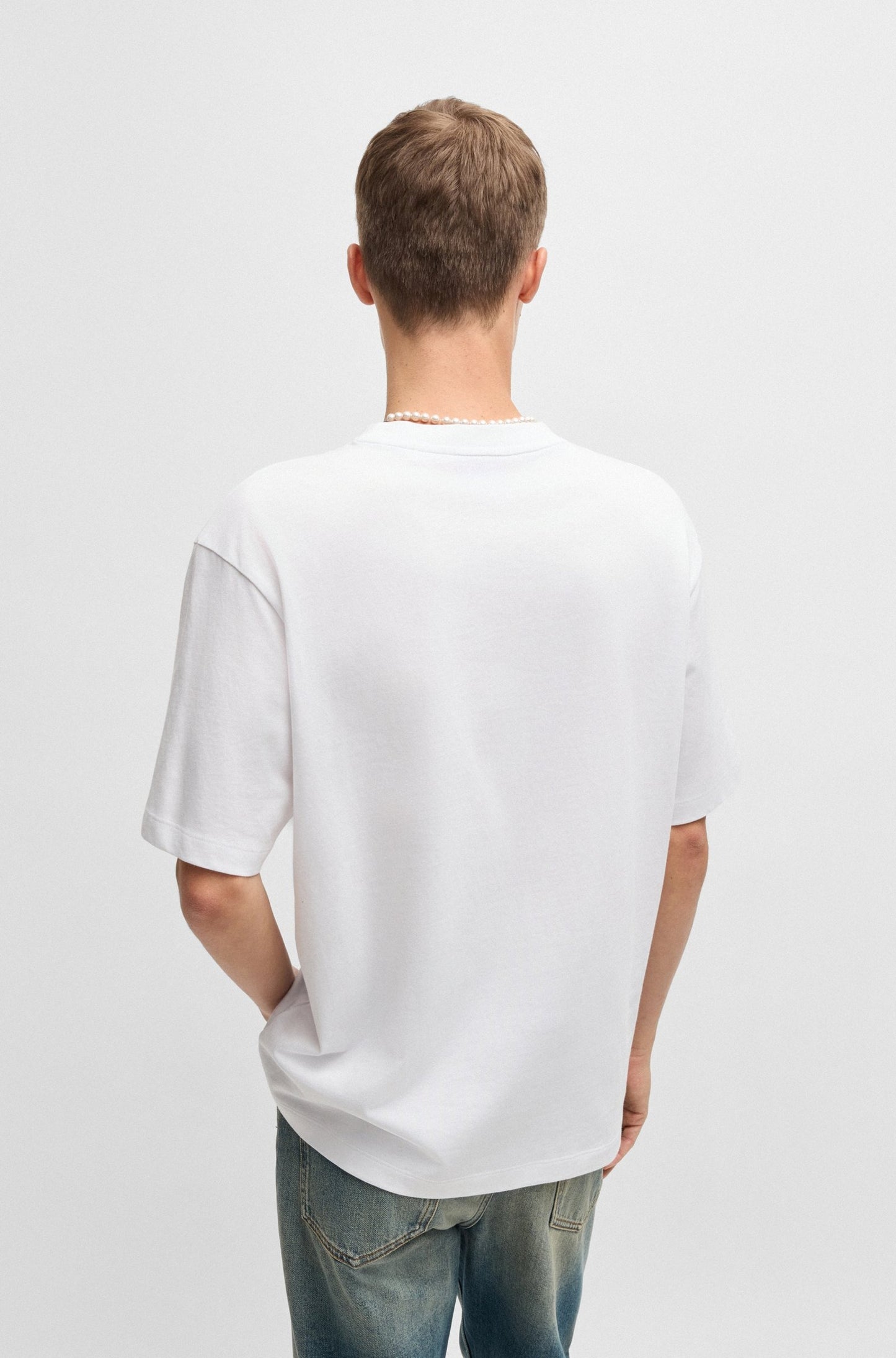 Franela cuello redondo con logo en parche