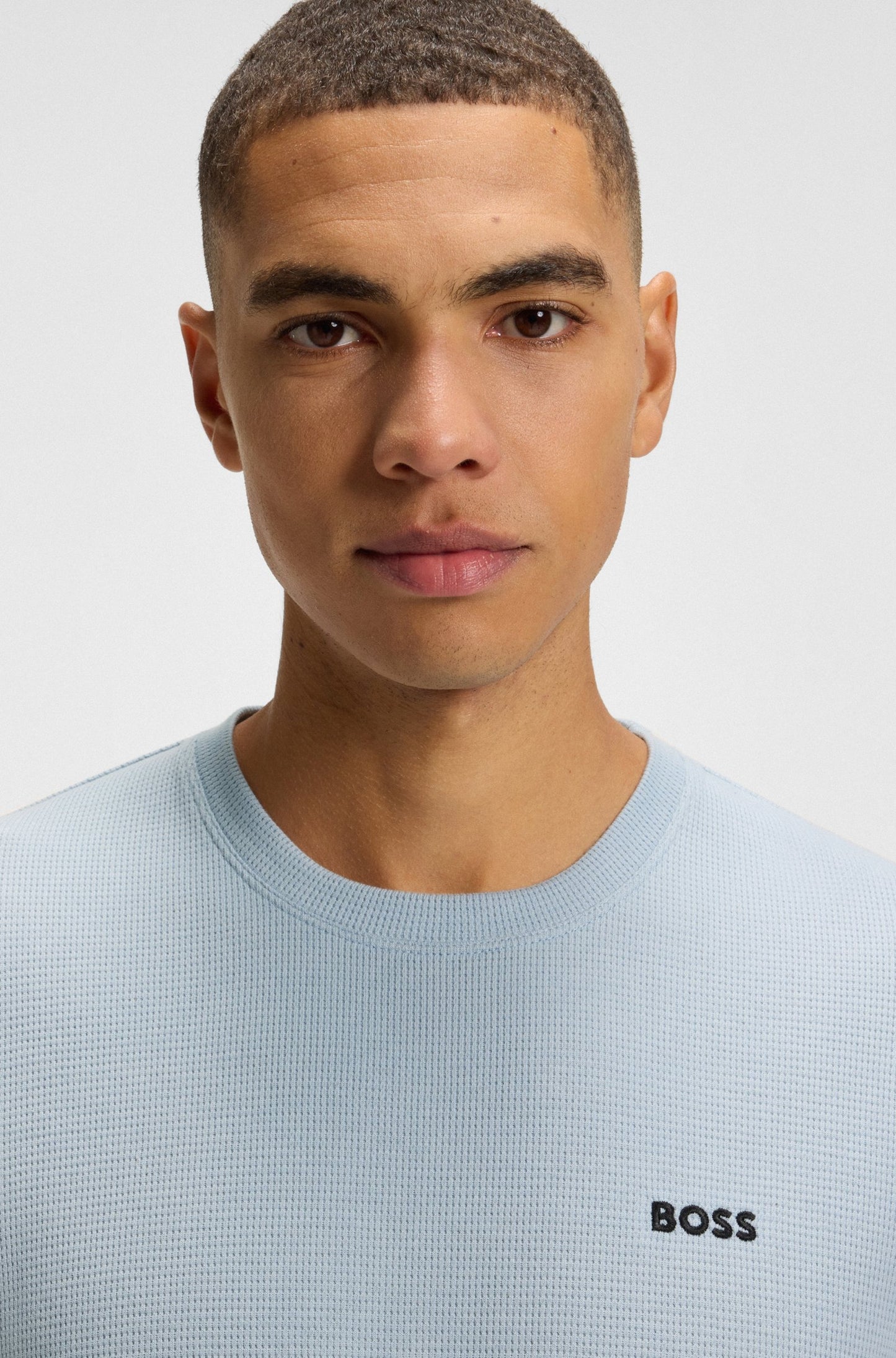 Franela cuello redondo unicolor con textura y logo