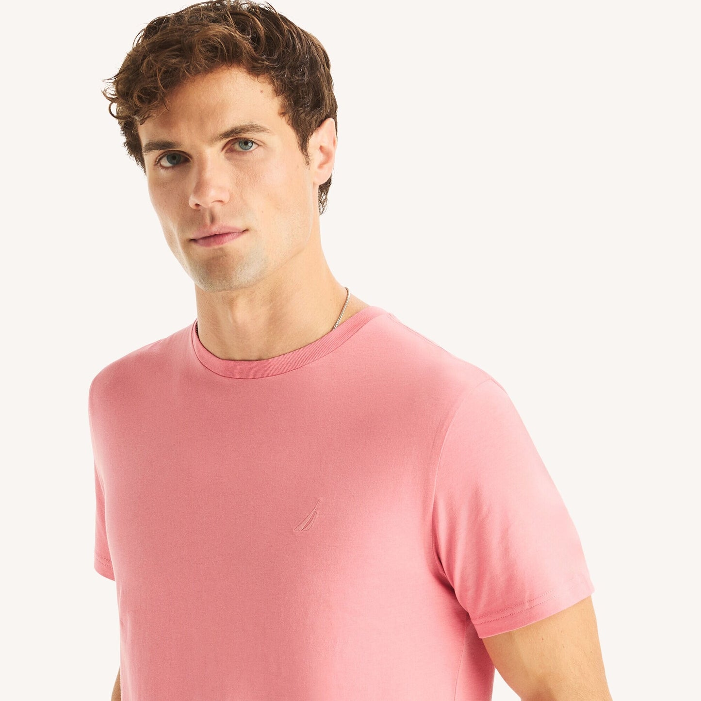 Franela cuello redondo unicolor con logo