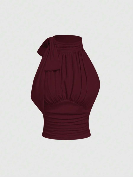 Top elegante sin mangas con cuello alto y lazo