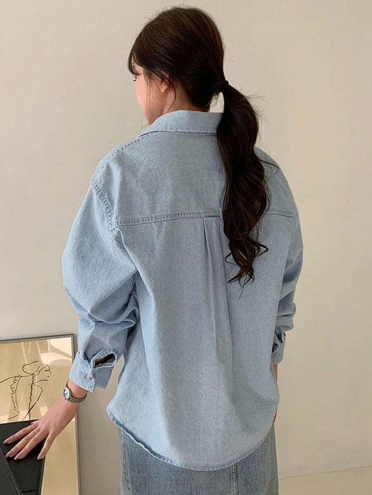 Blusa de manga larga con cuello y bolsillo de mezclilla azul claro, tipo holgada