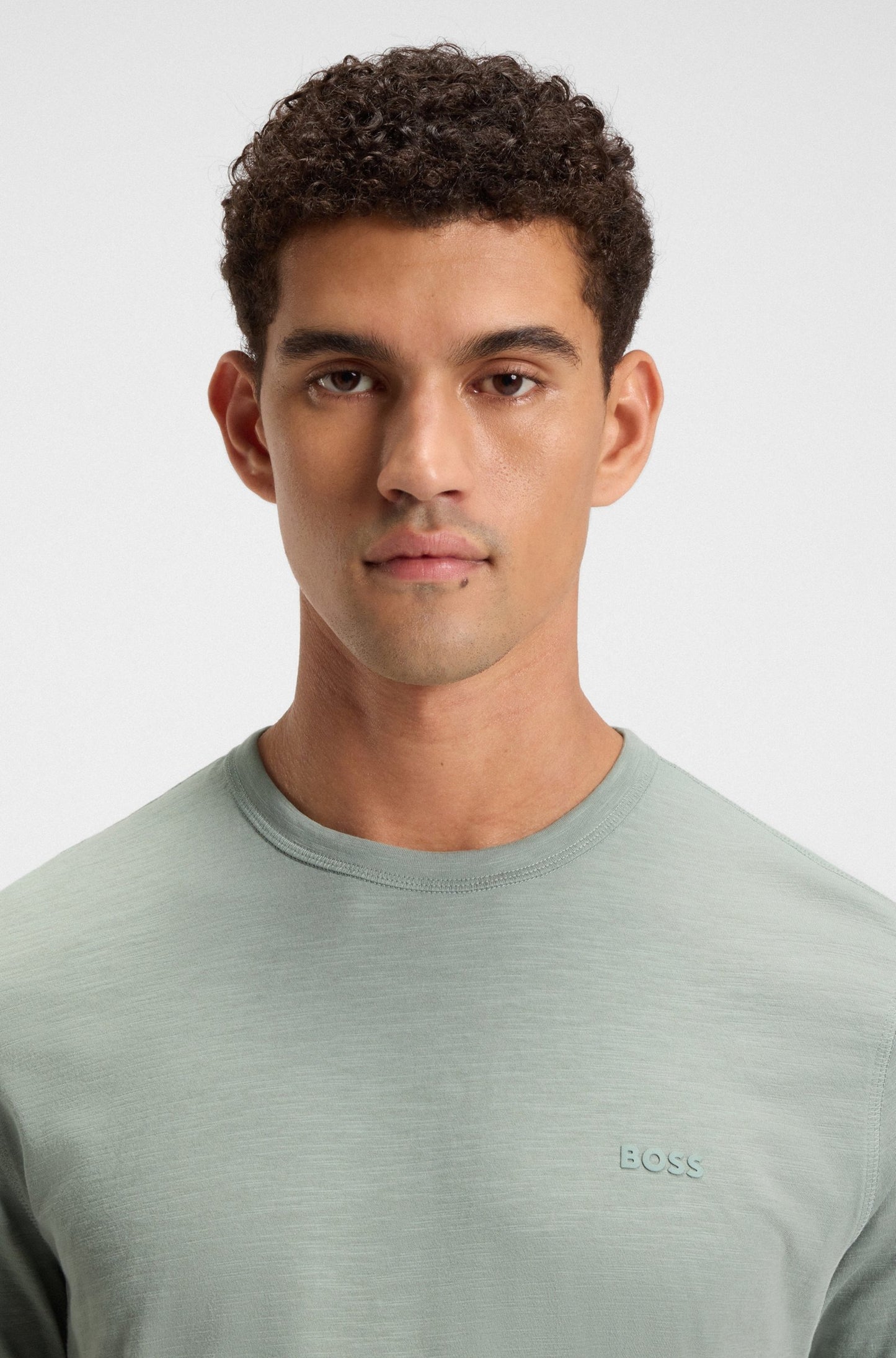 Franela cuello redondo unicolor con logo