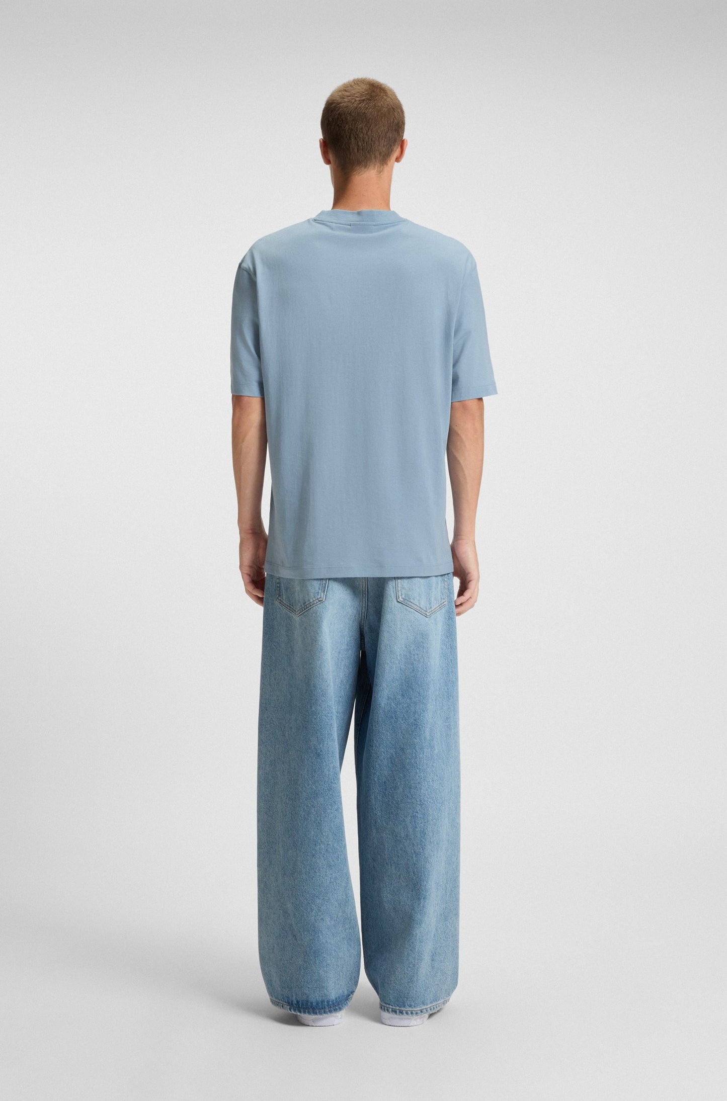 Franela cuello redondo con logo de central