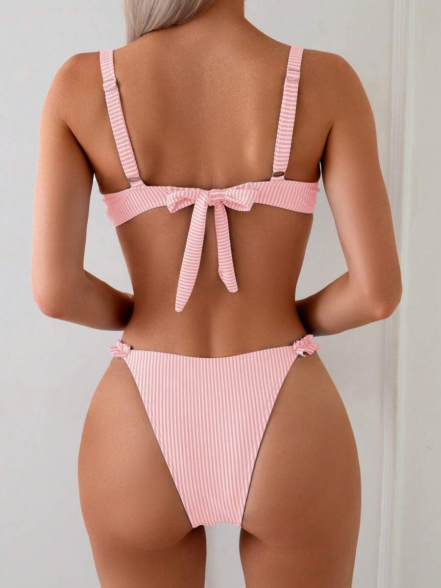 Bikini con decoración de dobladillo fruncido y rayas