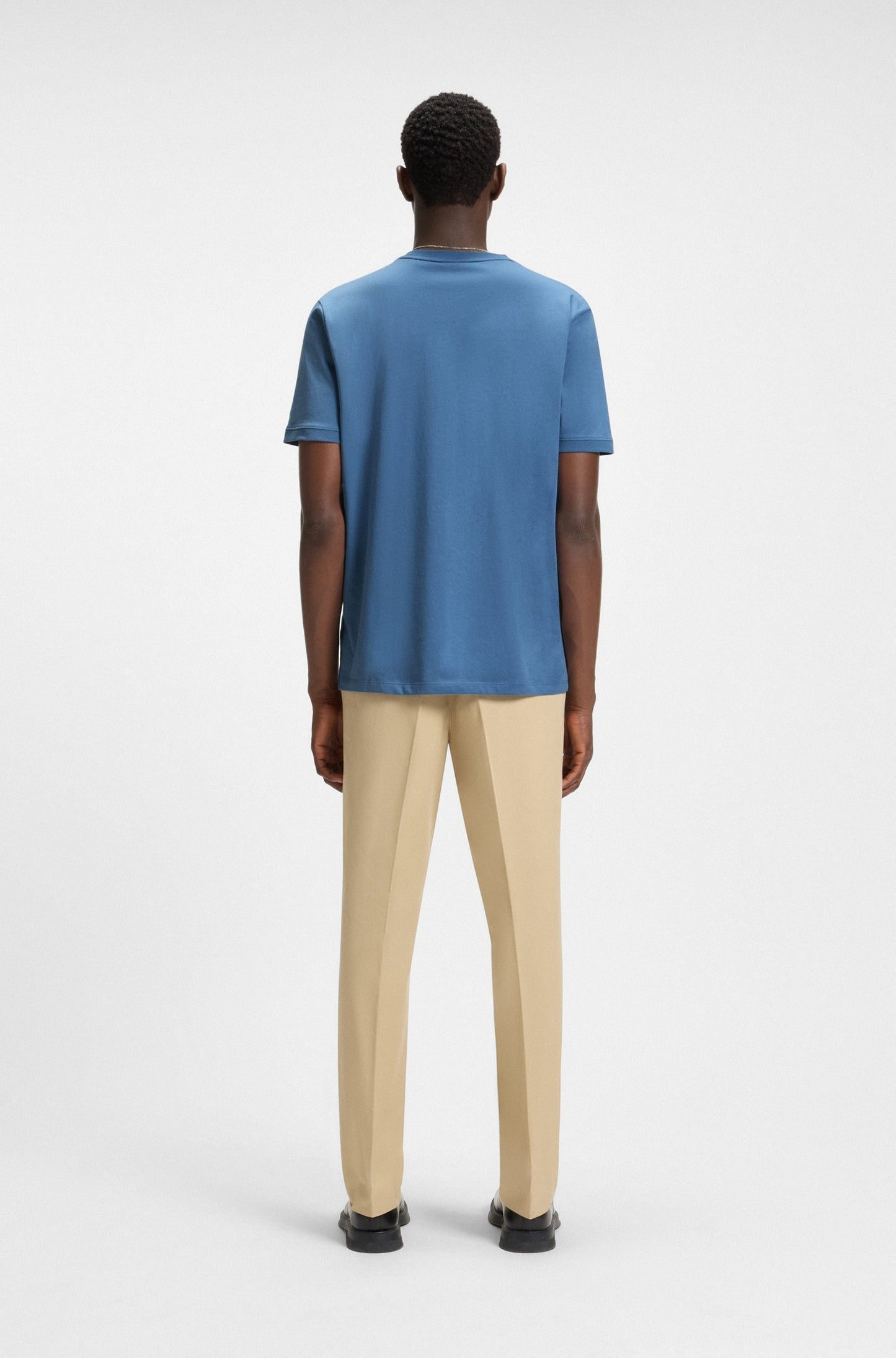 Franela cuello redondo con logo bordado central