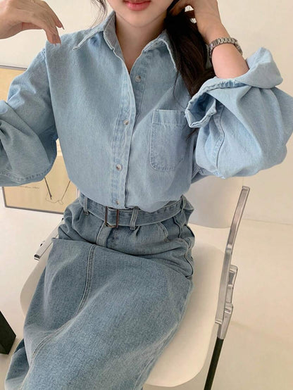 Blusa de manga larga con cuello y bolsillo de mezclilla azul claro, tipo holgada