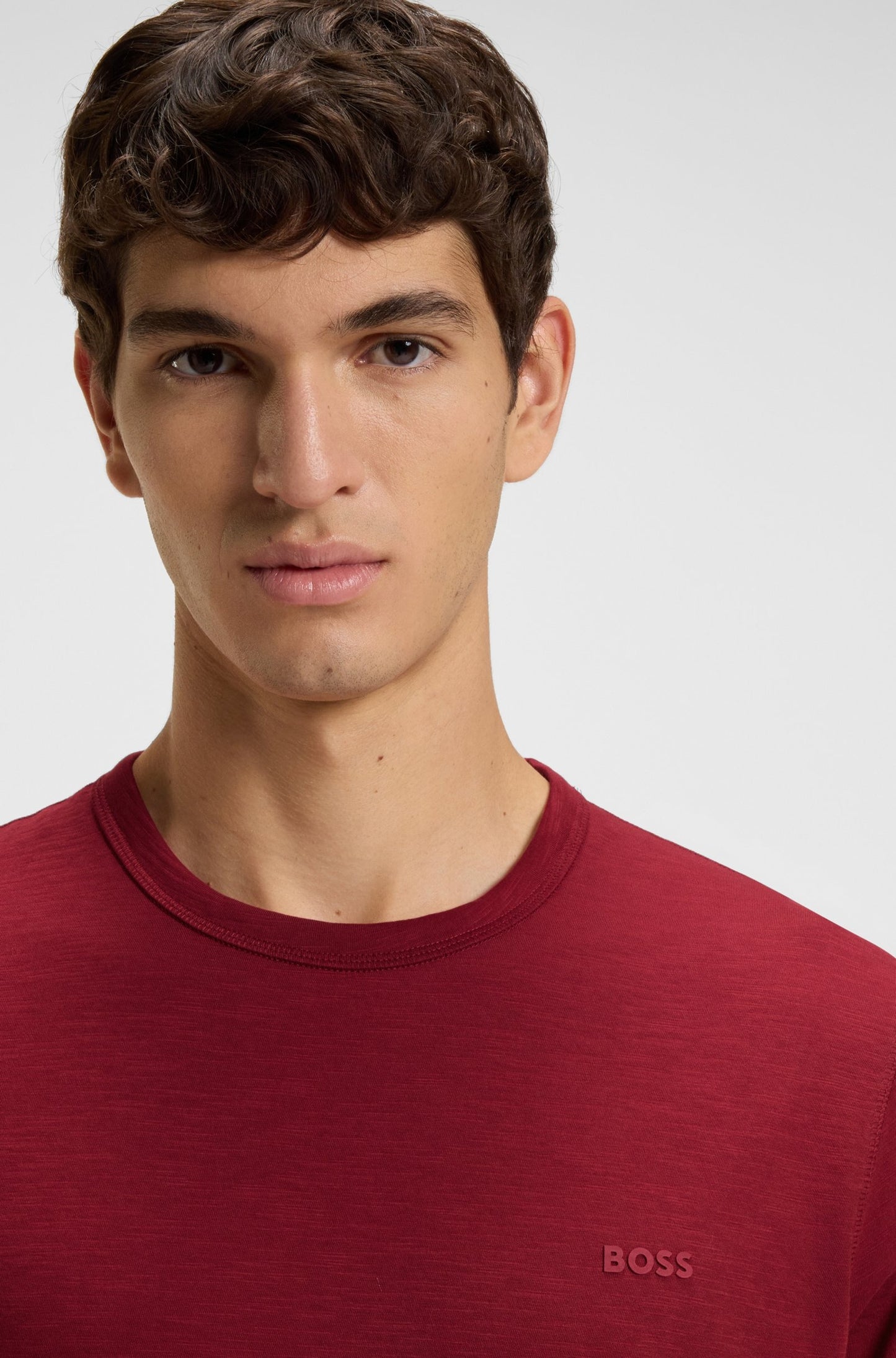 Franela cuello redondo unicolor con logo