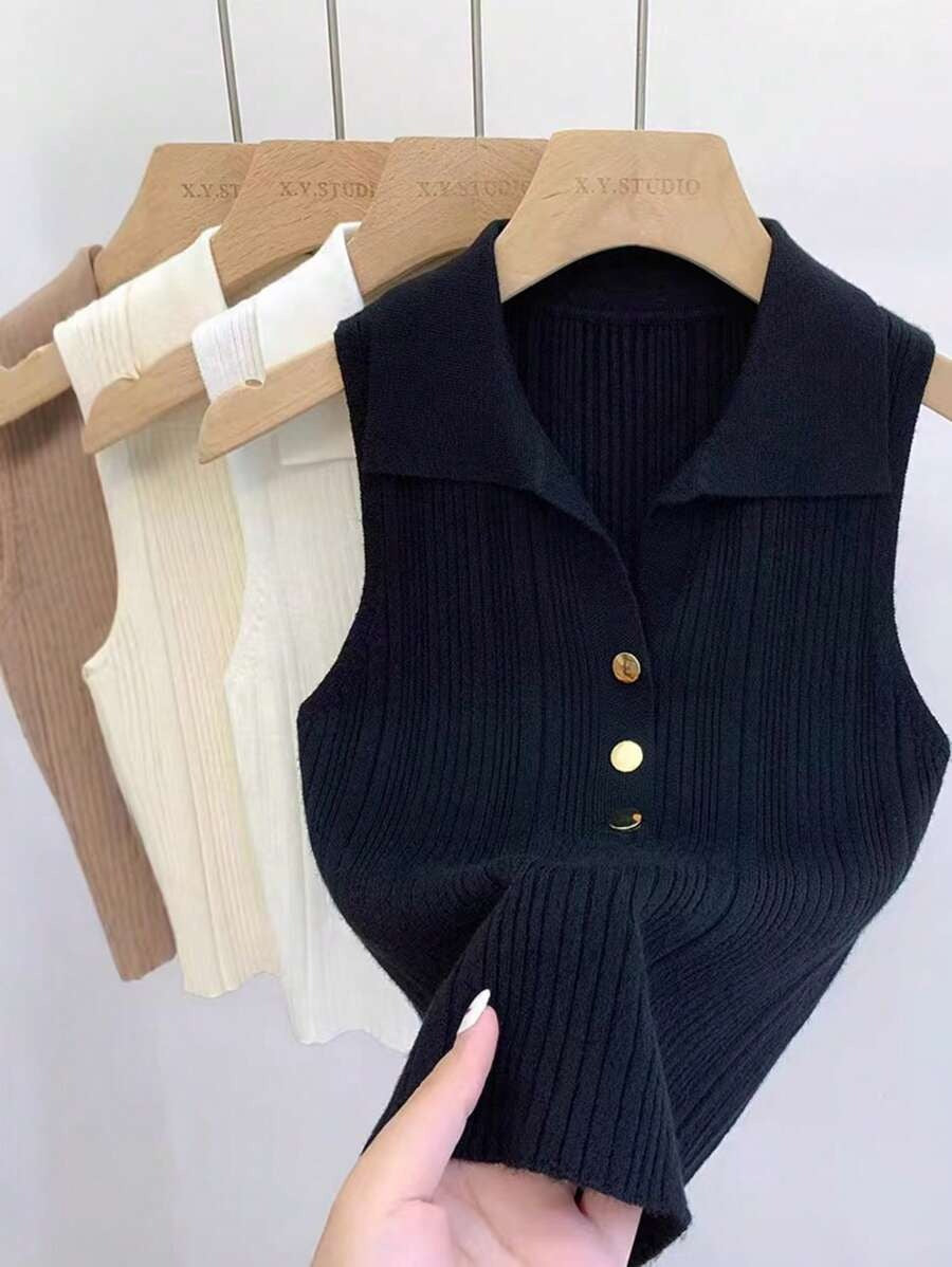 Top con cuello sin mangas y botones dorados