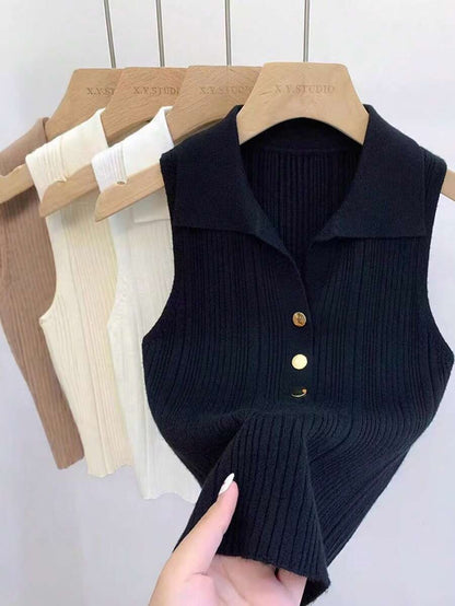 Top con cuello sin mangas y botones dorados