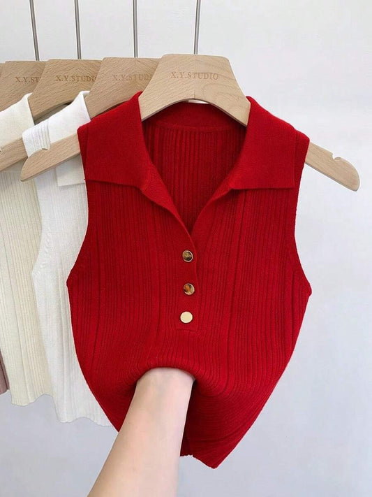 Top con cuello sin mangas y botones dorados