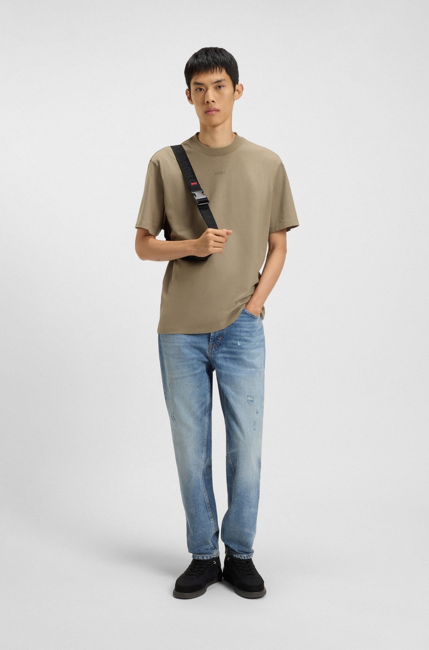 Franela holgada con logo estampado central