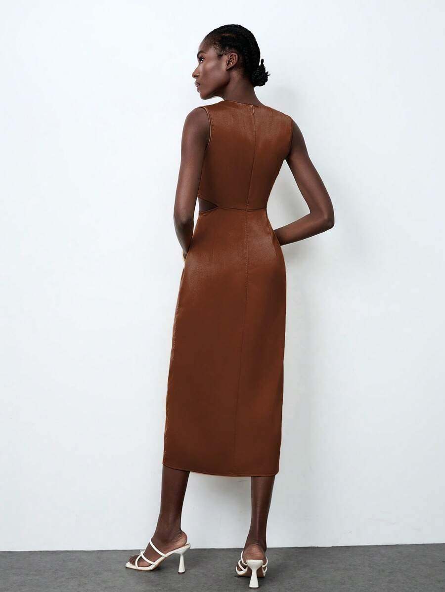 Vestido sin mangas con diseño asimétrico y decoración de aro