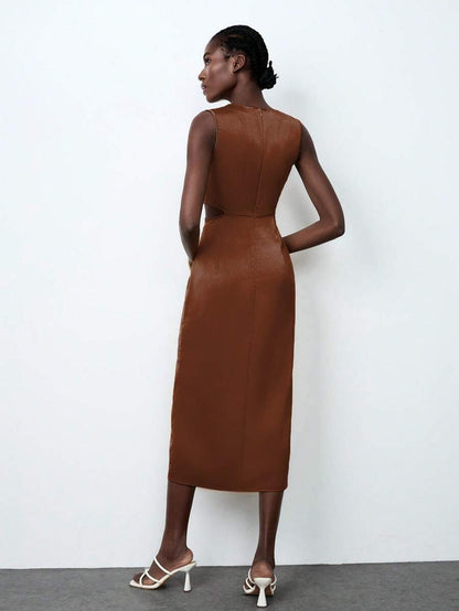 Vestido sin mangas con diseño asimétrico y decoración de aro