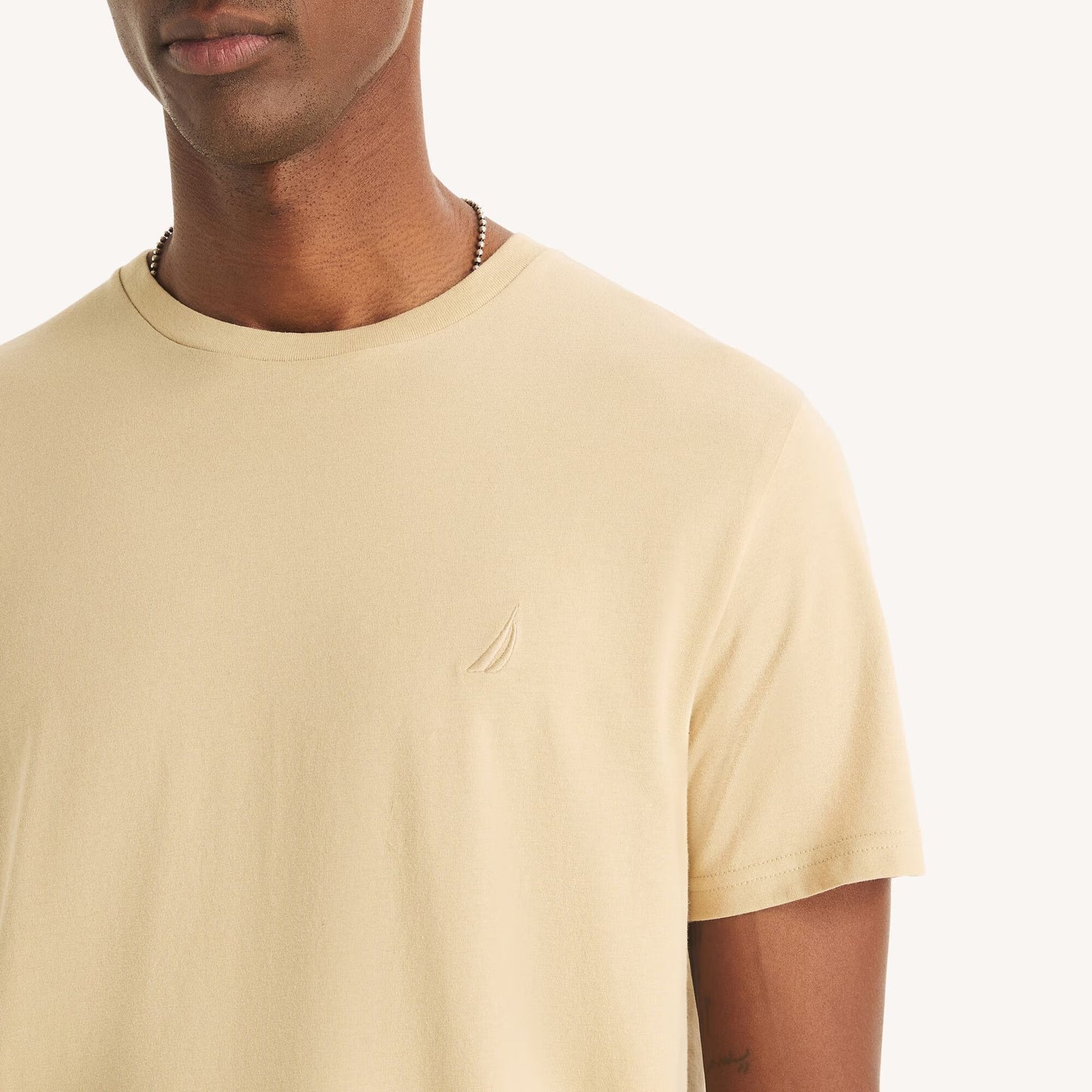 Franela cuello redondo unicolor con logo