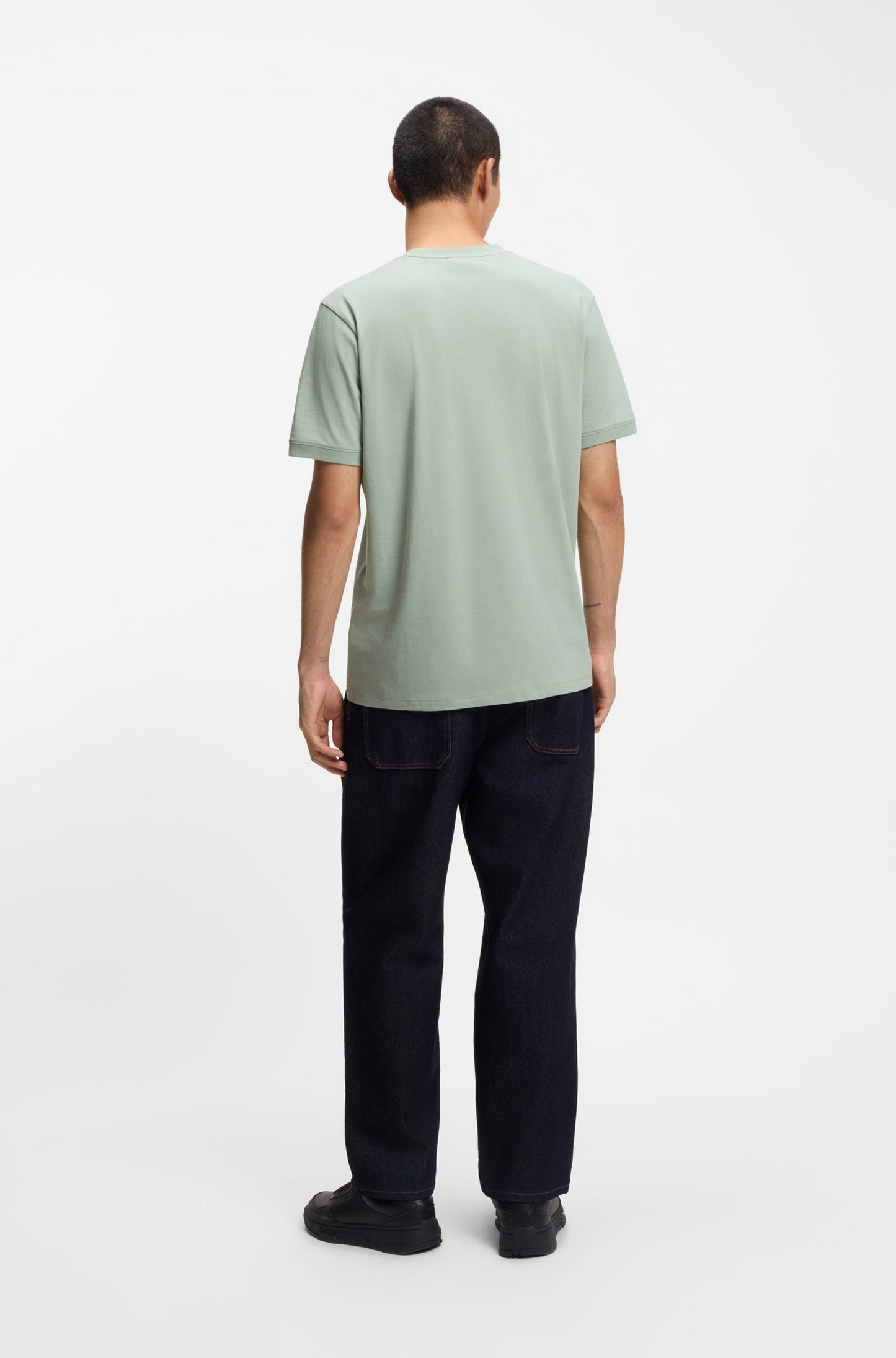 Franela cuello redondo con logo bordado central