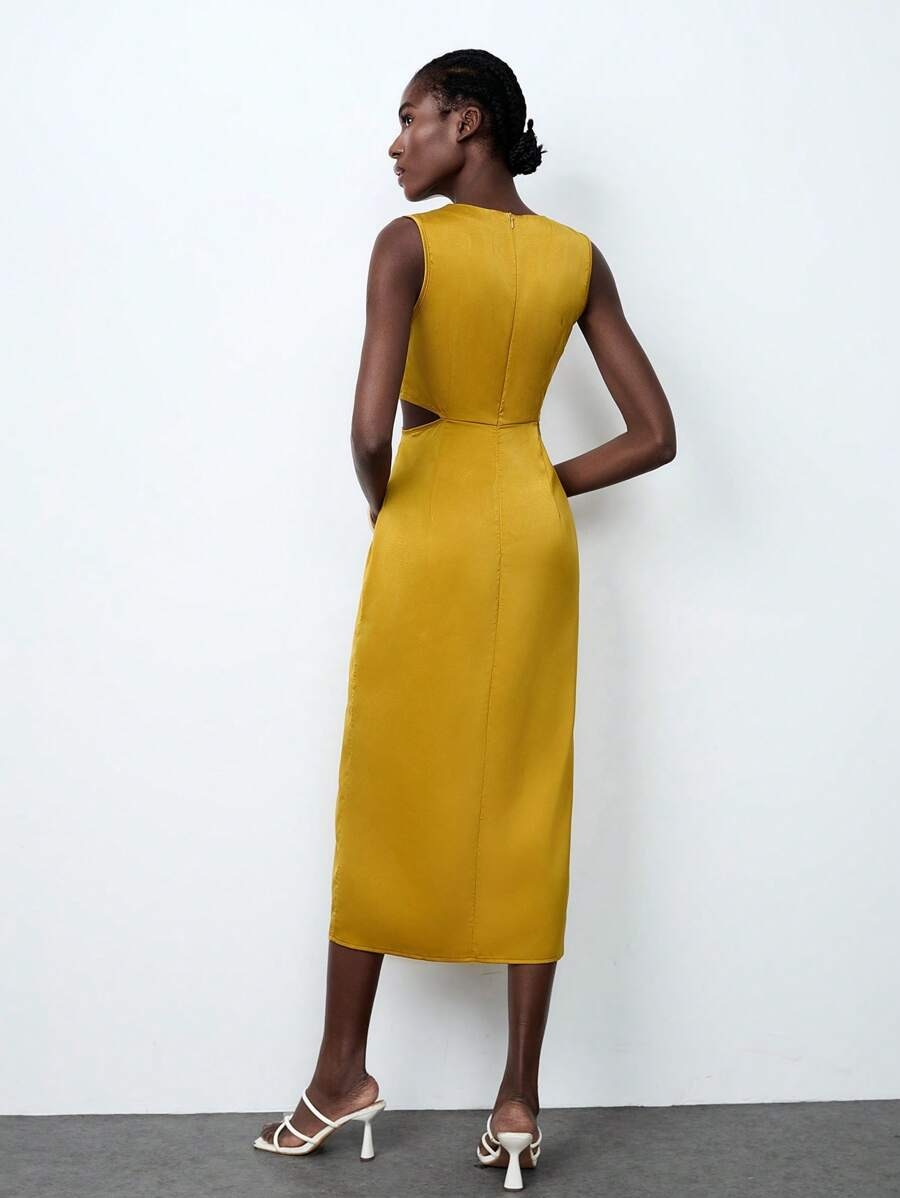 Vestido sin mangas con diseño asimétrico y decoración de aro