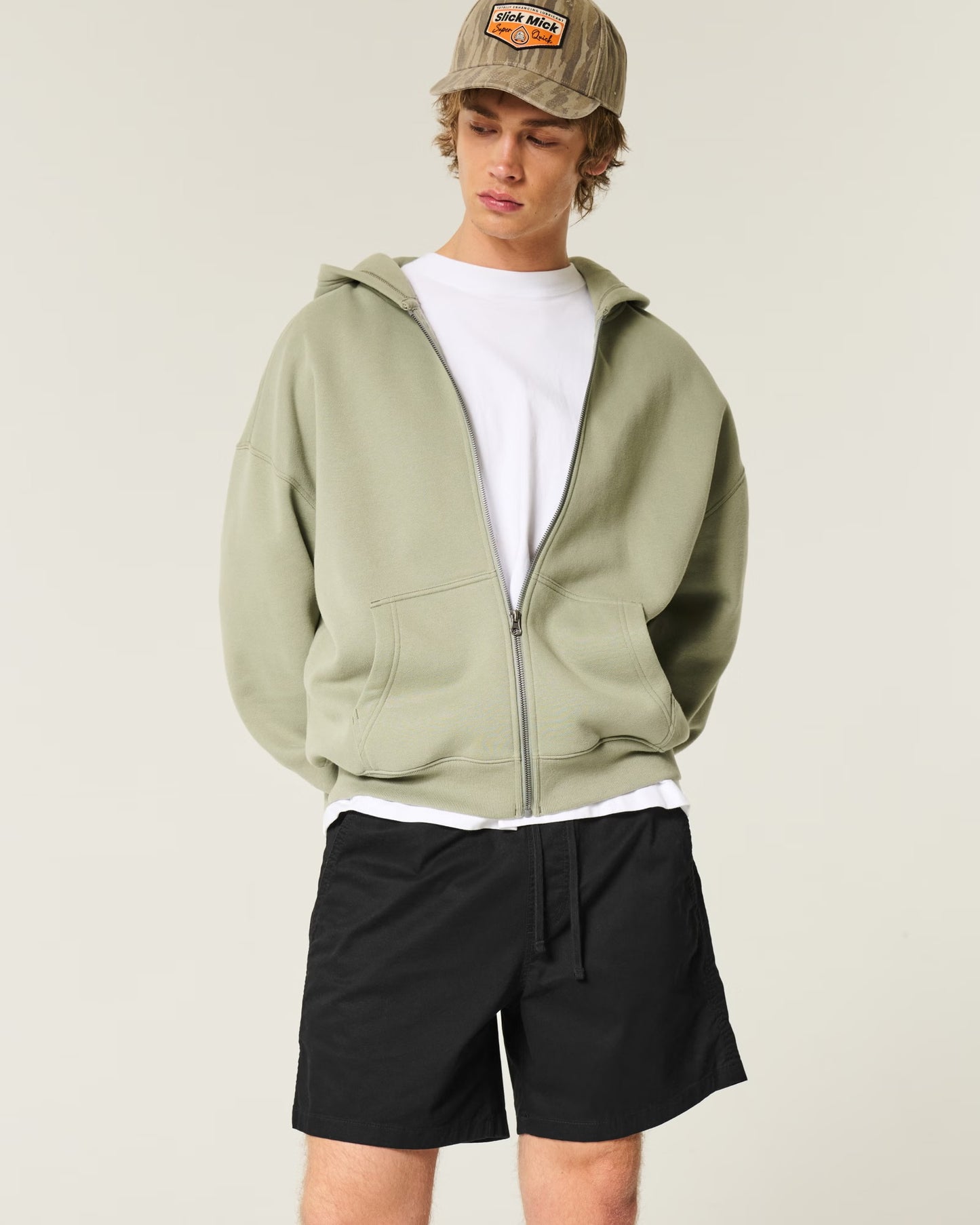 Shorts de sarga a medio muslo unicolor