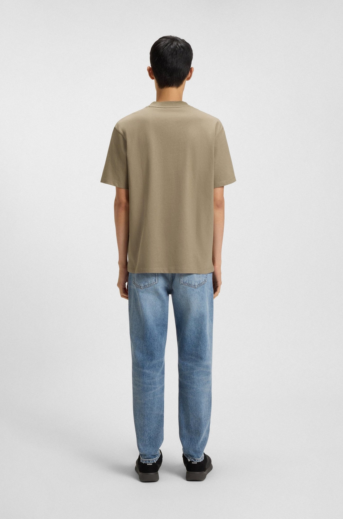 Franela holgada con logo estampado central