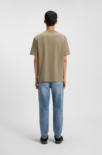 Franela holgada con logo estampado central