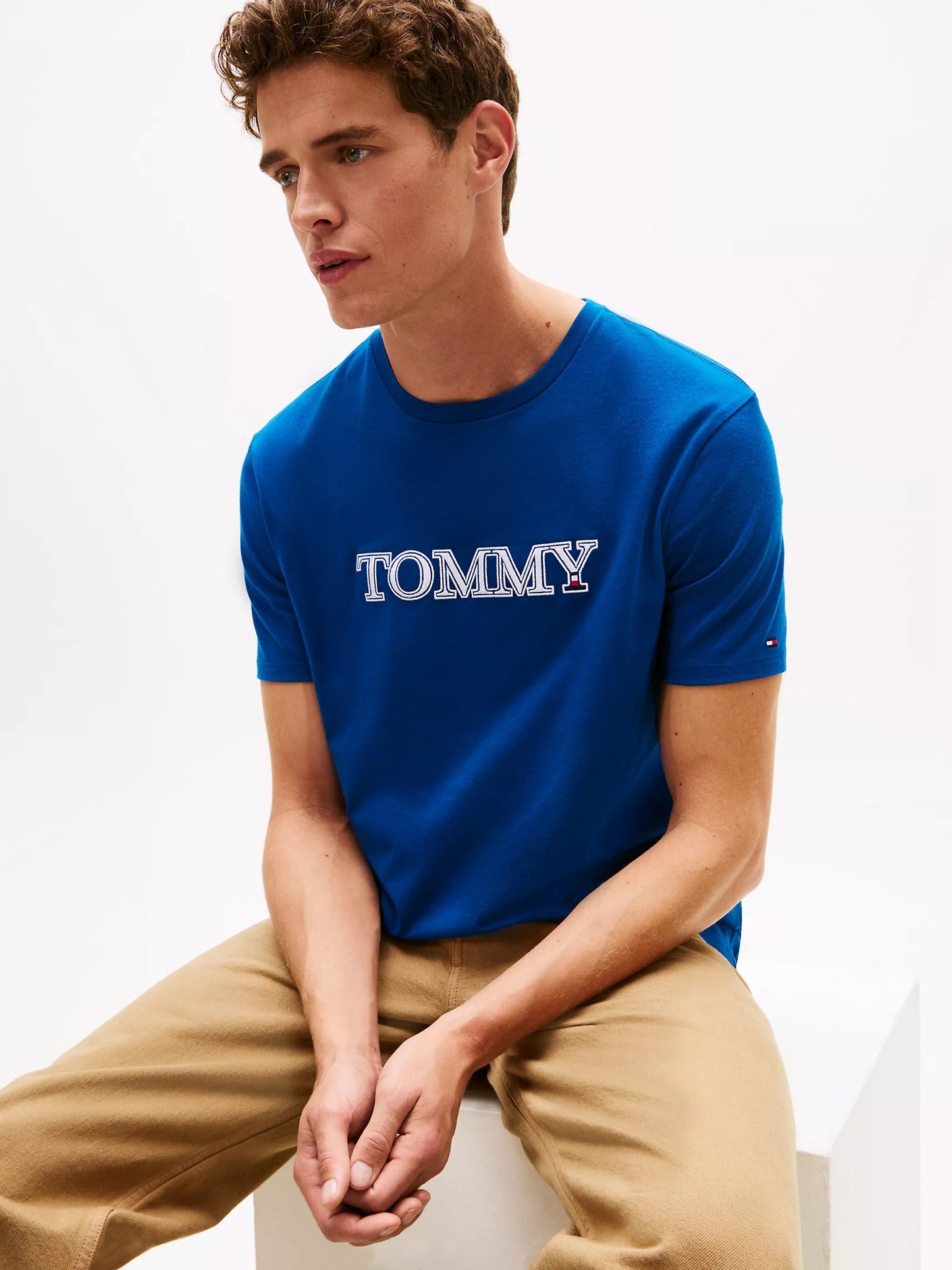 Franela cuello redondo con logo bordado central