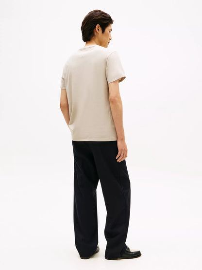 Franela cuello redondo con logo bordado central