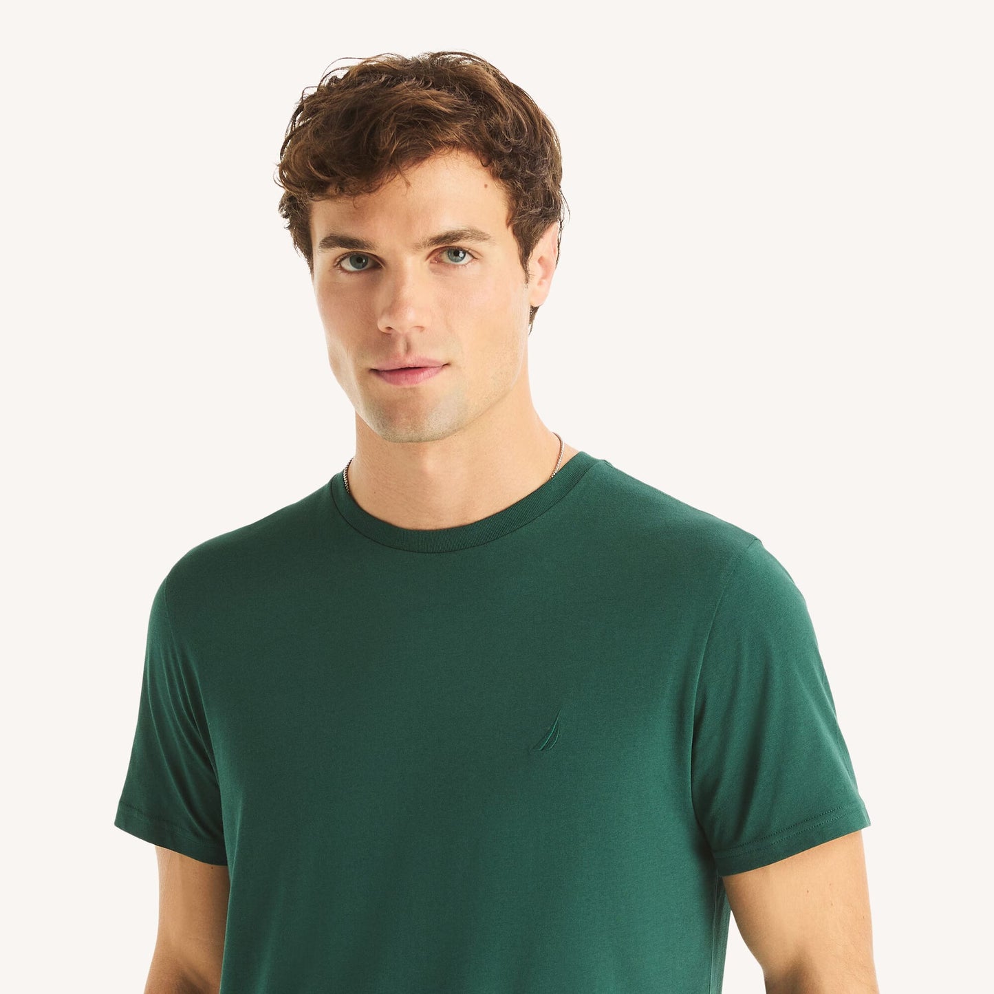 Franela cuello redondo unicolor con logo