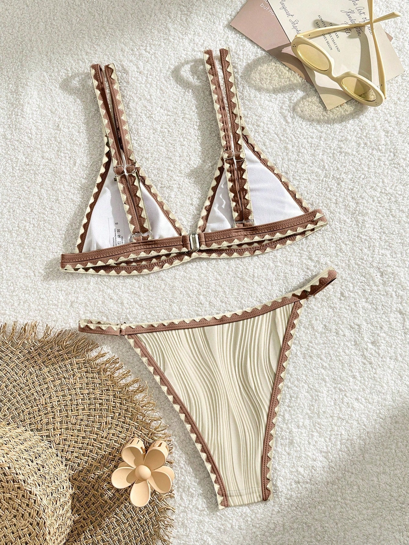 Bikini con textura y ribete de contraste