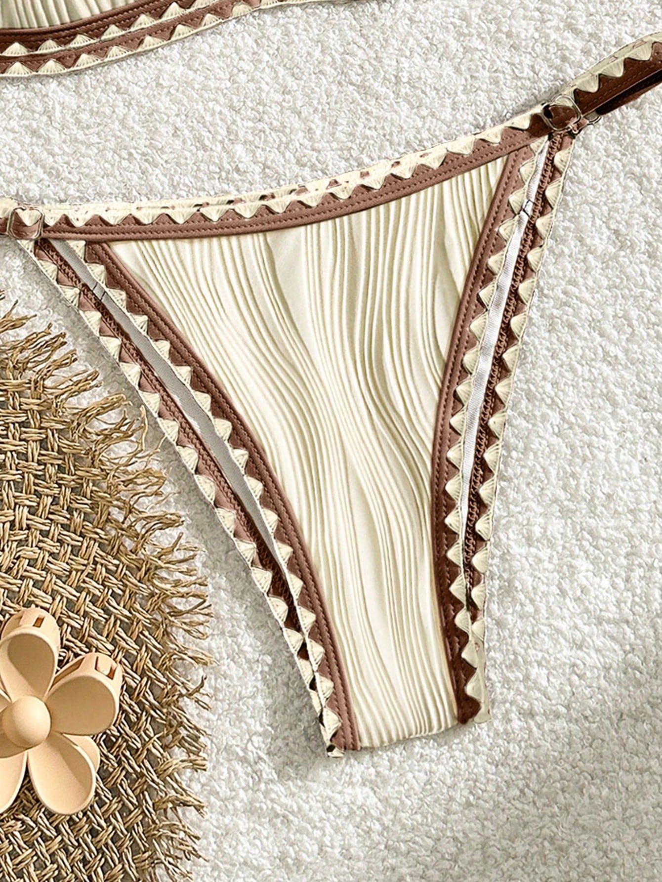 Bikini con textura y ribete de contraste