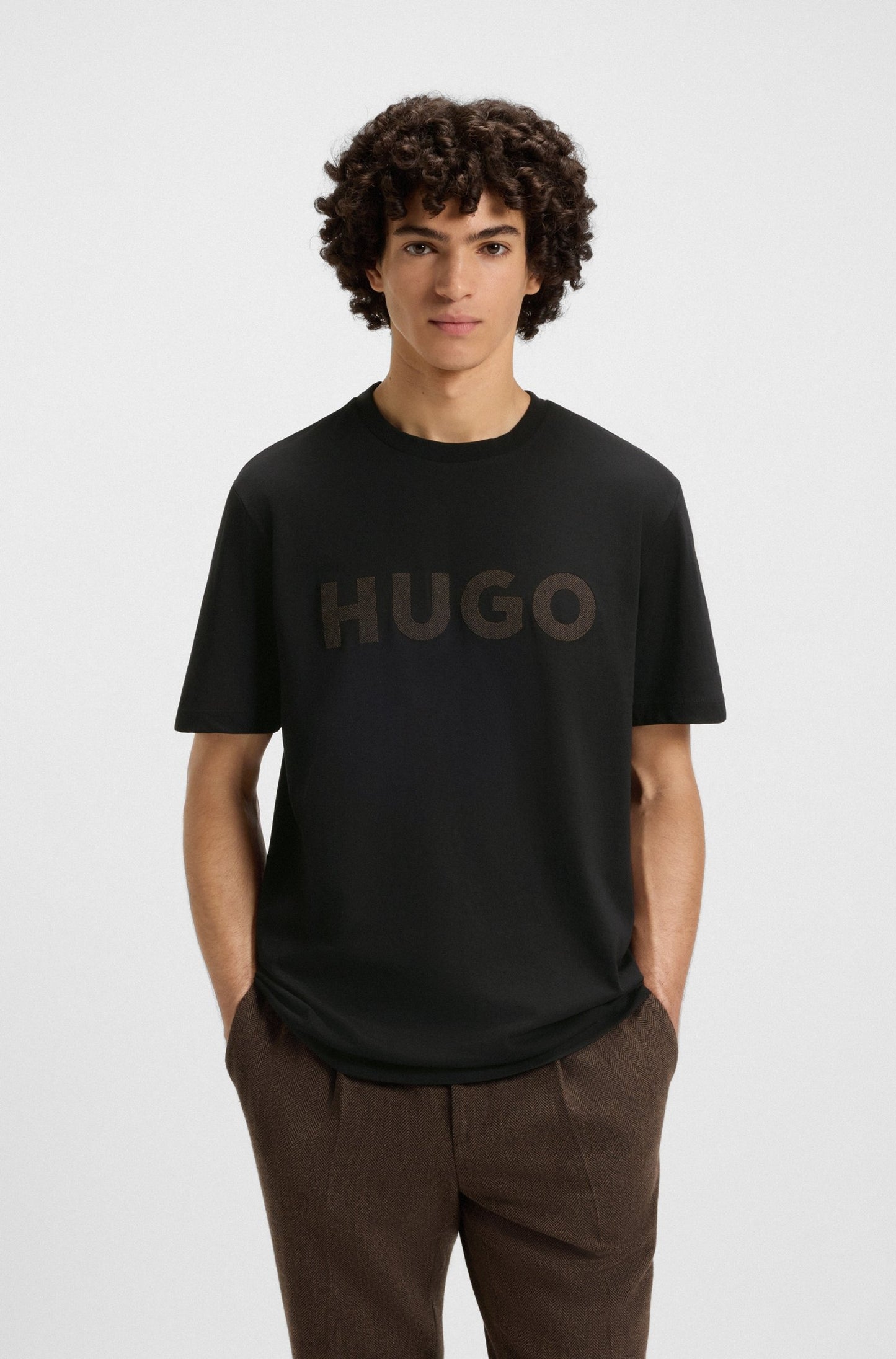 Franela cuello redondo con logo bordado central