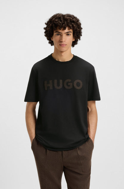 Franela cuello redondo con logo bordado central