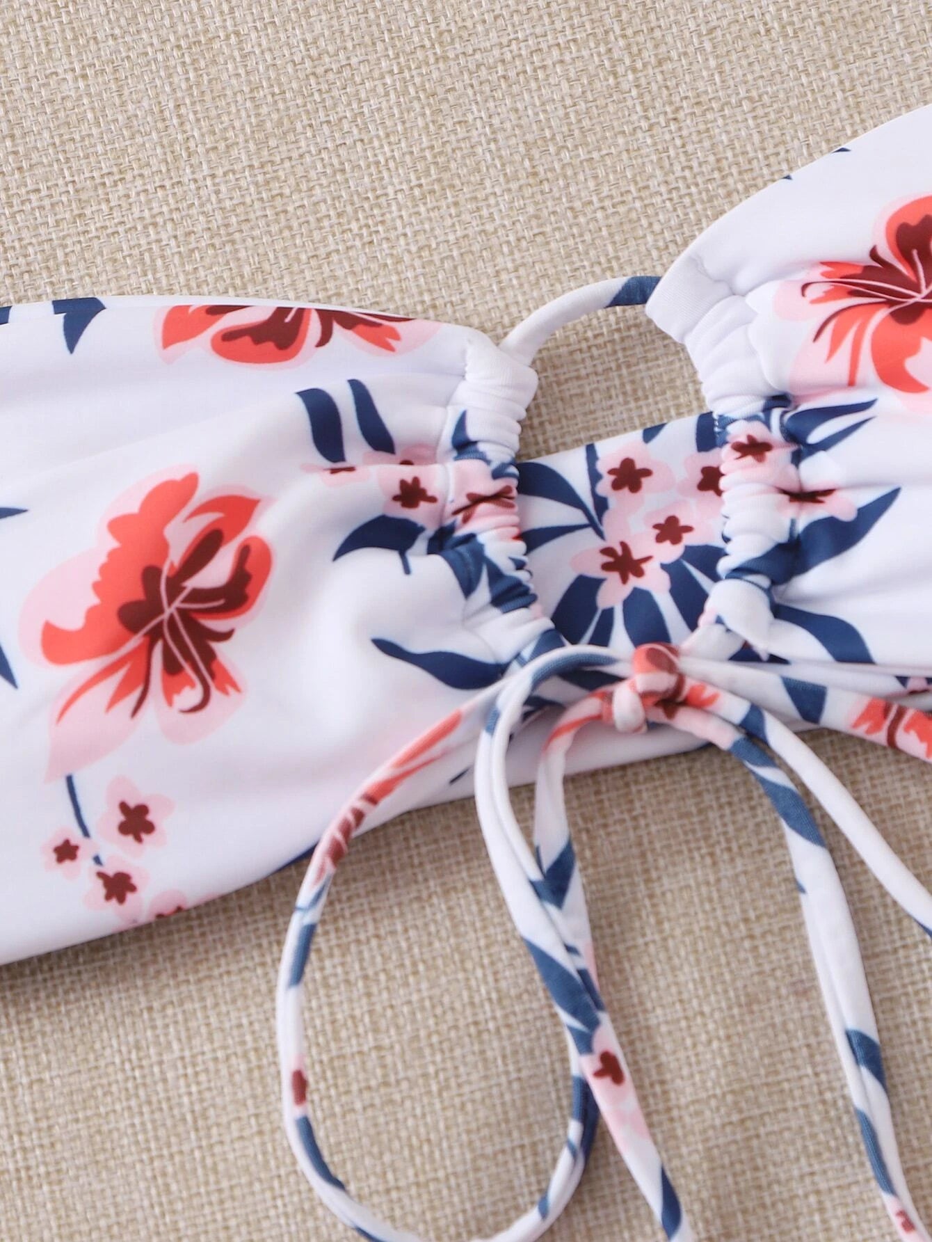 Bañador bikini bandeau con cordón delantero con patrón floral